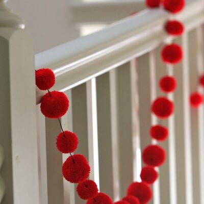 Guirlande de pompons rouges
