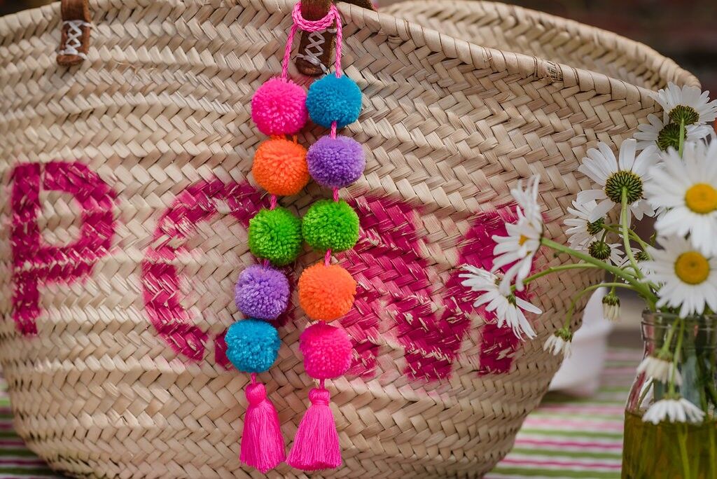 Petit sac à pompon arc-en-ciel