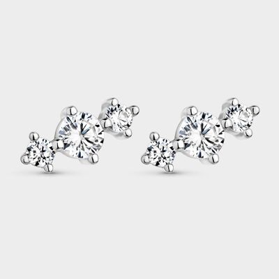 Boucles d'oreilles en argent avec zircons blancs dans les griffes