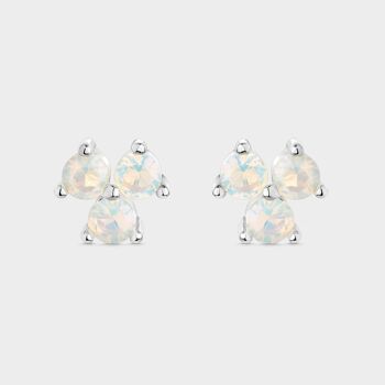 Boucles d'oreilles en argent avec opales blanches en griffes 1