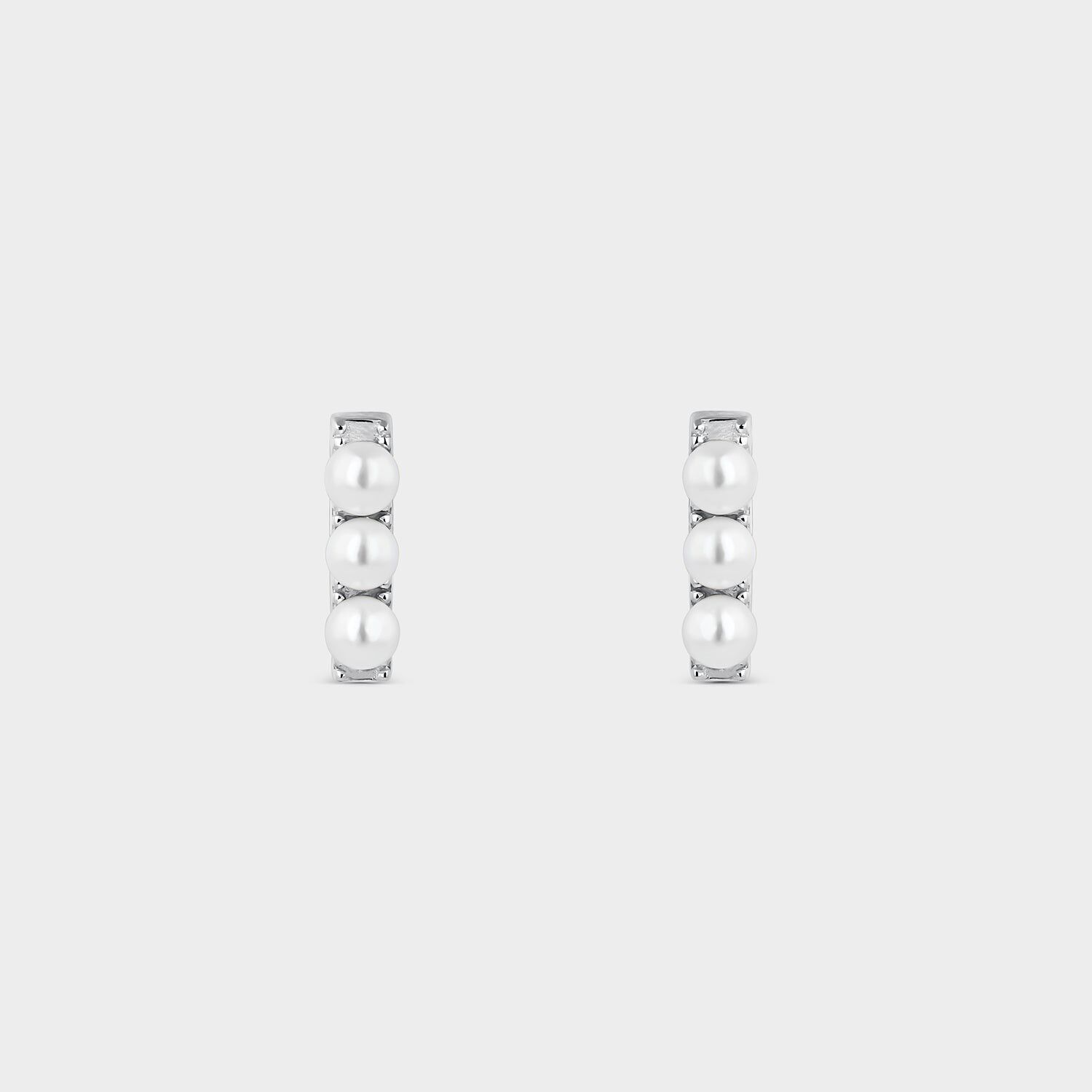 Silberohrringe mit Perlen auf Schiene