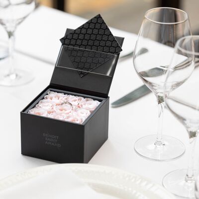 Etui / Schachtel mit 9 konservierten puderrosa Rosen - Anpassbare Karte - Schickes und ewiges Geschenk Un Secret „My Beauty“-Kollektion
