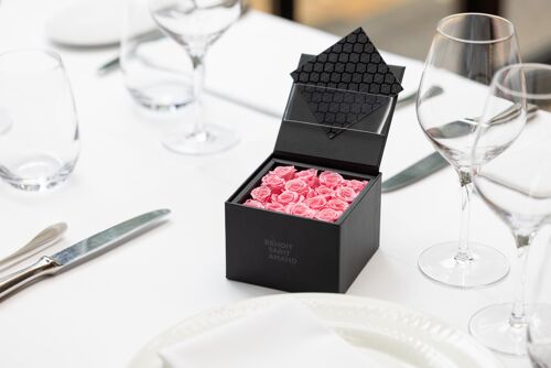 Ecrin / Box avec 16 roses rose poudrée préservées - Carte personnalisable - Cadeau Chic et éternel  Collection Un secret "My Beauty"
