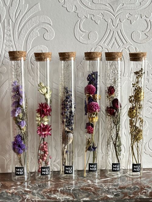 20 cm tube with compositions of dried flowers
