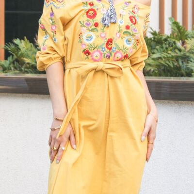 Vestido con hombros descubiertos y detalle floral-Amarillo