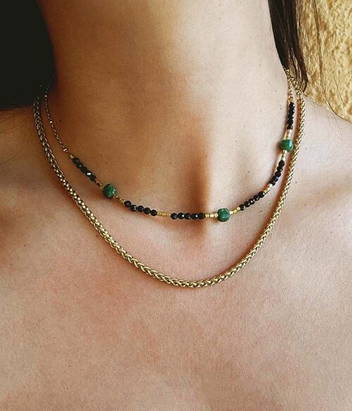 Collier fin à chaîne dorée, perles et pierres fines Delilah Or noir vert | Bijoux faits main en France