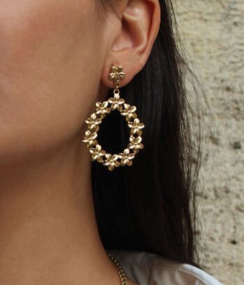 Boucles d'oreilles à pendants petites fleurs dorées Delilah | Bijoux faits main à Paris 1