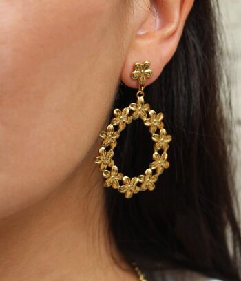 Boucles d'oreilles à pendants petites fleurs dorées Delilah | Bijoux faits main à Paris 5