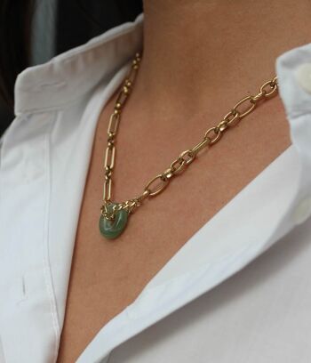 Collier à chaîne dorée et pendentif anneau en jade Paloma | Bijoux faits main en France 4