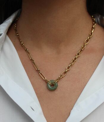Collier à chaîne dorée et pendentif anneau en jade Paloma | Bijoux faits main en France 5