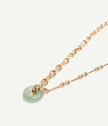 Collier à chaîne dorée et pendentif anneau en jade Paloma | Bijoux faits main en France 6