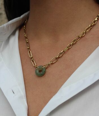 Collier à chaîne dorée et pendentif anneau en jade Paloma | Bijoux faits main en France 7