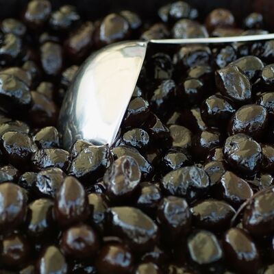 PROMO -10 % – BULK Thassitiki schwarze Oliven mit Kräutern 2.5kg BIO