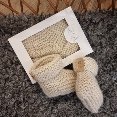 Handgestrickte Babyschuhe in Geschenkbox