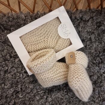 Chaussons bébé tricot main en boîte cadeau 1