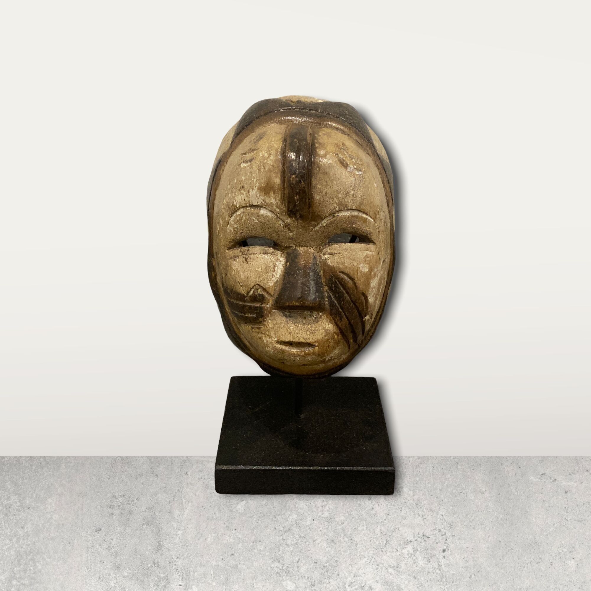 Petit masque africain sur pied