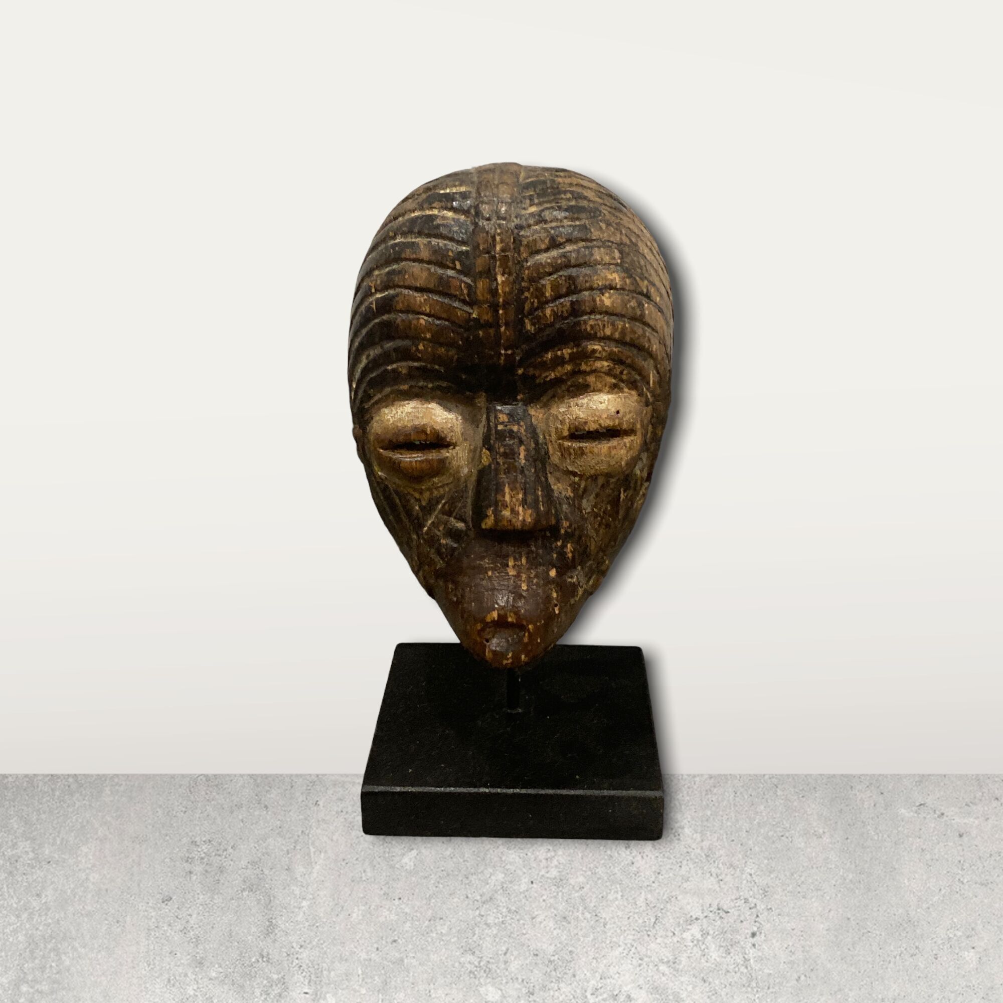 Petit masque africain sur pied