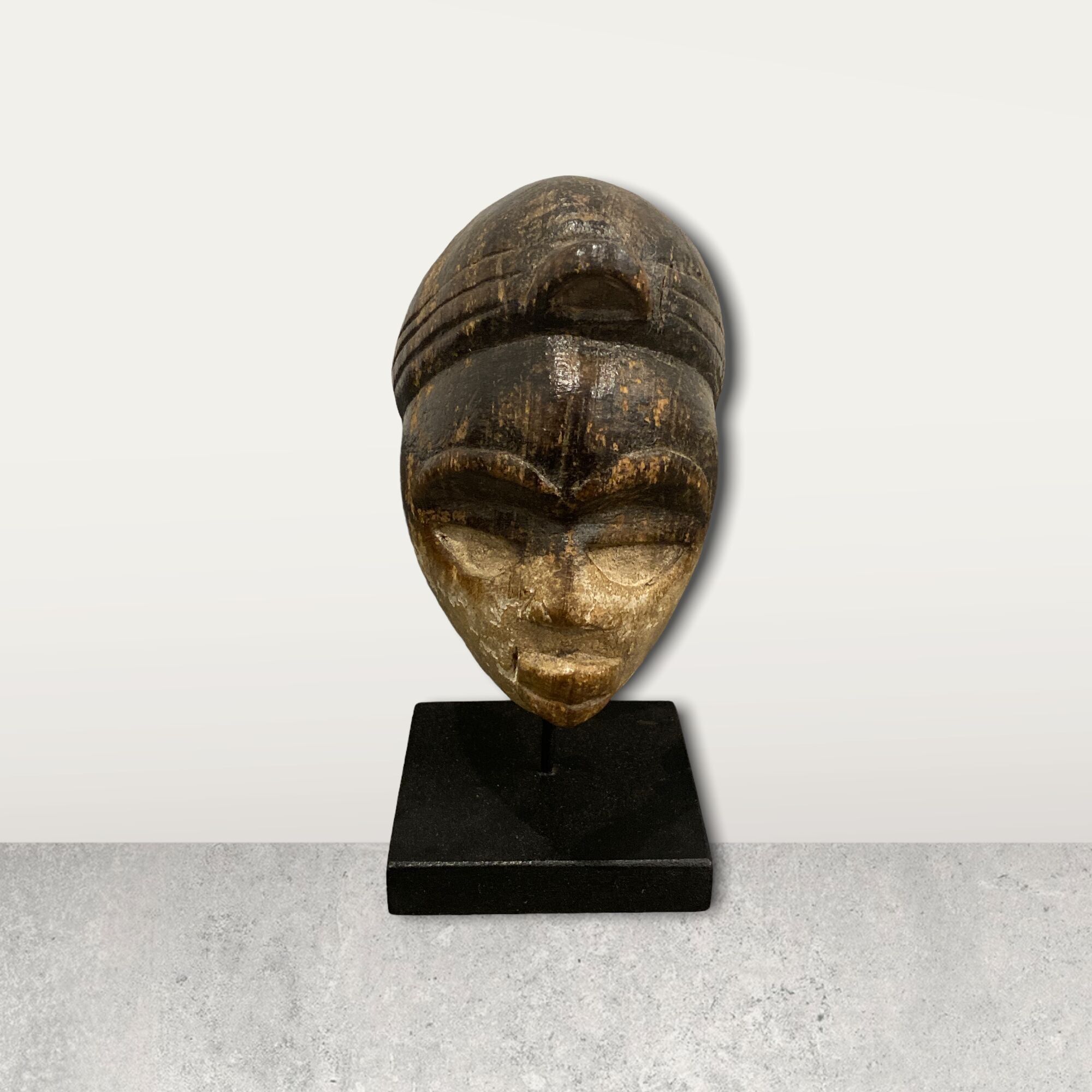 Petit masque africain sur pied