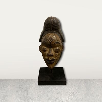 Pequeña máscara africana en soportes