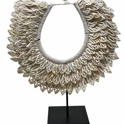 Collana di conchiglie bianche fatte a mano