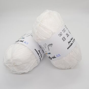 Blanc pelucheux, fil pour bébé n ° 63 1