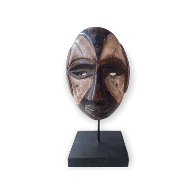 Pequeñas máscaras africanas en soportes cw1