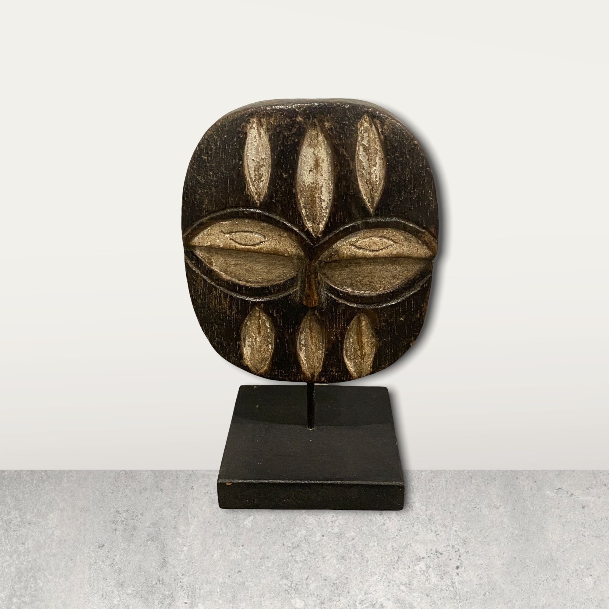 Petit masque africain sur pied