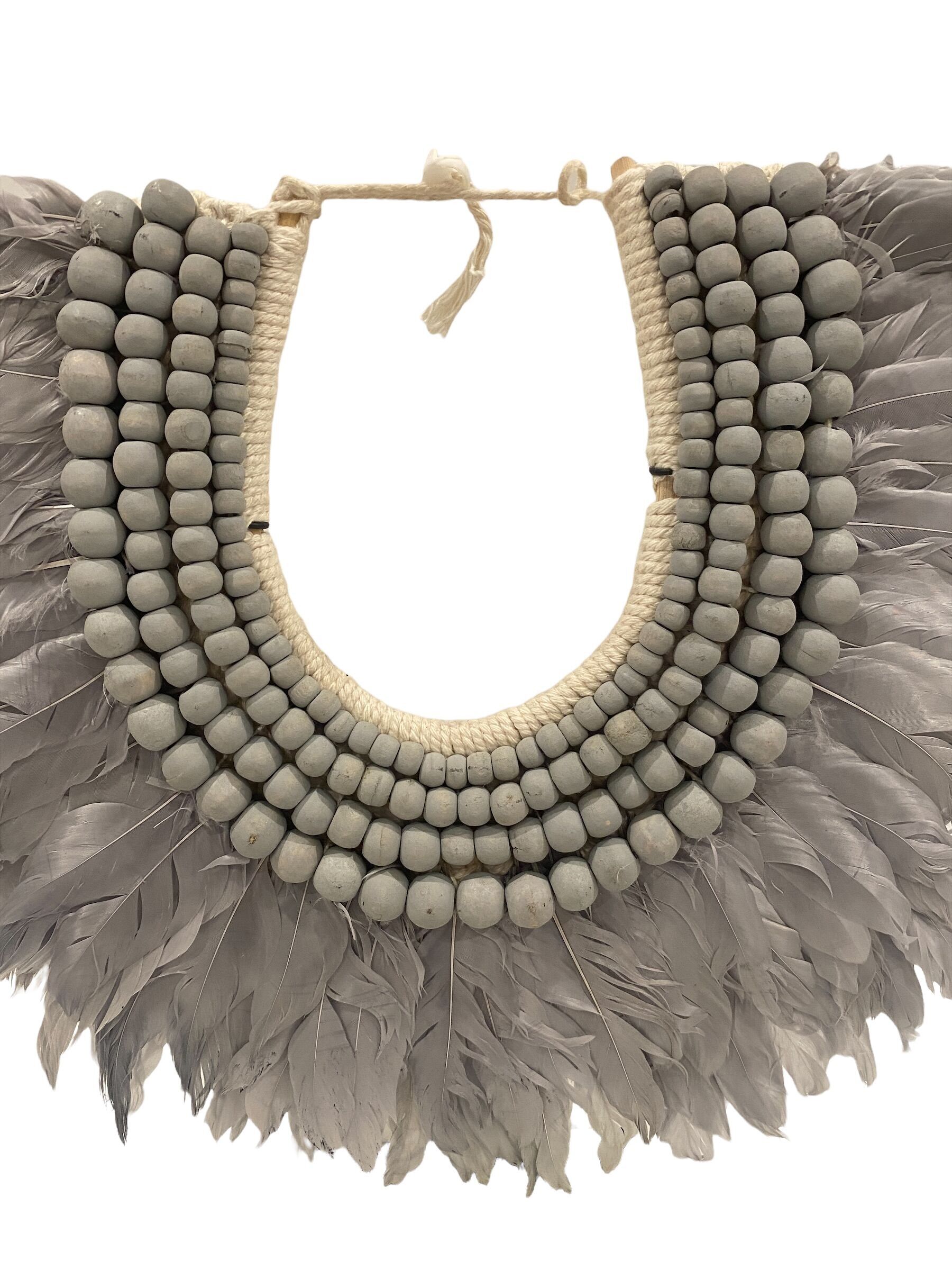 Collier plumes et perles (22.3) gris
