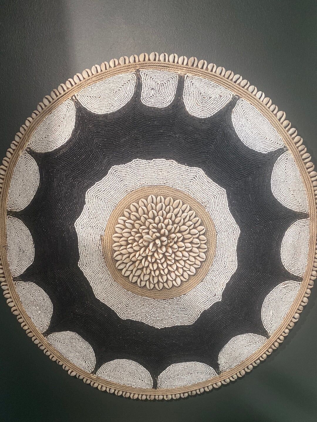 Bouclier Perlé Cameroun CW08- L - 55cm noir et blanc