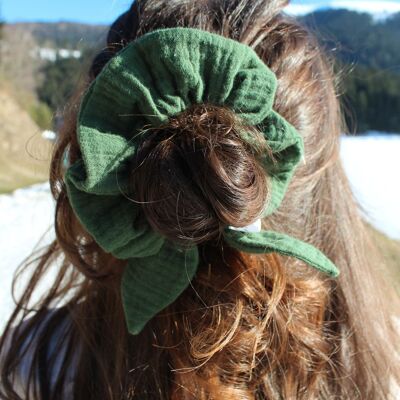 Tannengrüner Haargummi mit Schleife aus Bio-Baumwollgaze