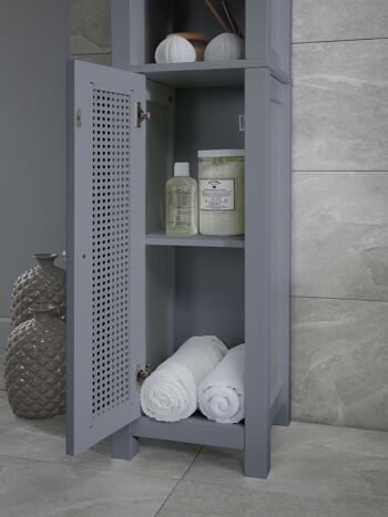 Meuble de salle de bain haut avec détail en rotin et meuble de rangement de salle de bain en gris 4