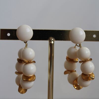 White/golden round pearl earrings