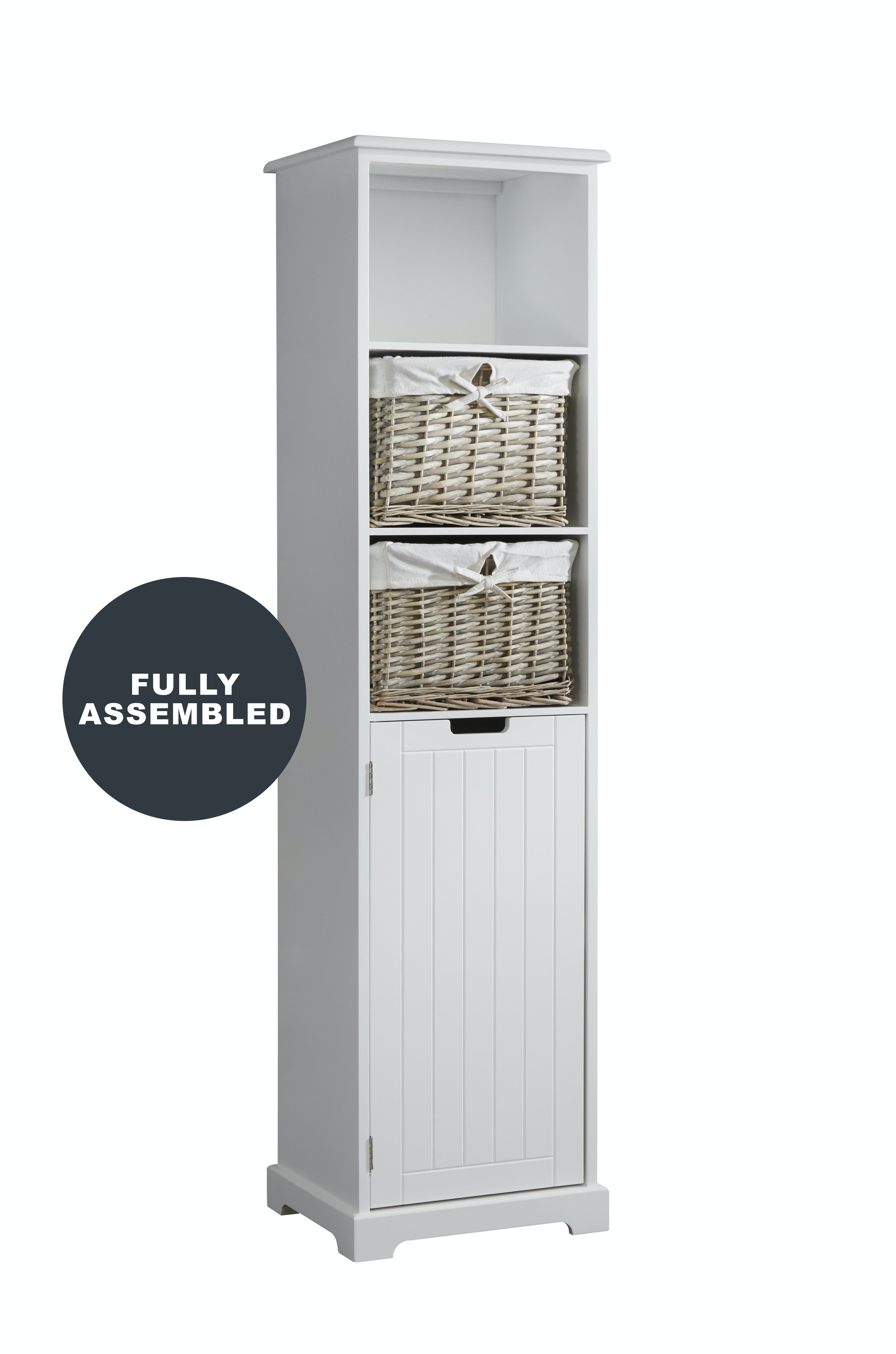Vollständig montierter Badezimmer-Hochschrank mit Weidenkörben in Weiß