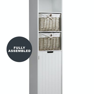 Vollständig montierter Badezimmer-Hochschrank mit Weidenkörben in Weiß