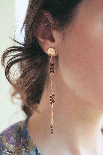 Boucles d'oreilles pendantes Vino : fine chaine dorée et ses perles bordeaux 2