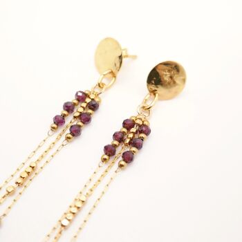 Boucles d'oreilles pendantes Vino : fine chaine dorée et ses perles bordeaux 3