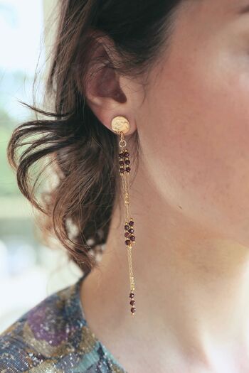 Boucles d'oreilles pendantes Vino : fine chaine dorée et ses perles bordeaux 5