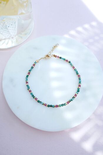 Bracelet Alicia : petites perles vertes, rouges et or 5