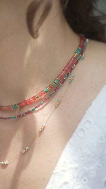 Collier Amaya rouge, vert et or en perles Heishi 2