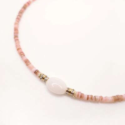 Kiara Rose necklace in heishi pearls and its large colored rose quartz stone