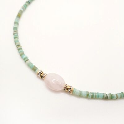 Kiara Vert necklace in heishi pearls and its large natural pink Quartz stone