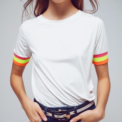 T-shirt basique blanc à rayures colorées aux poignets