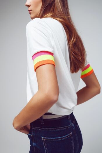 T-shirt basique blanc à rayures colorées aux poignets 2