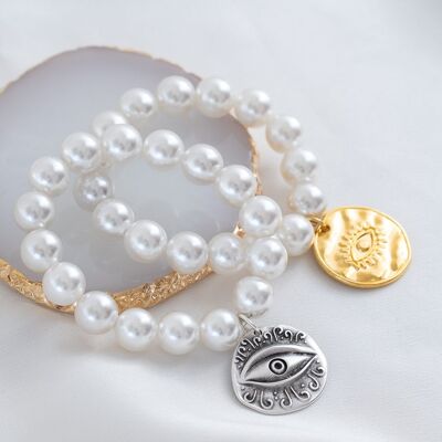 Pulsera grande de perlas blancas con moneda ojo