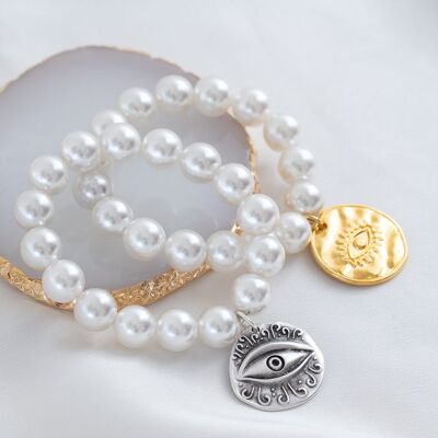 Grande braccialetto di perle bianche con moneta occhio