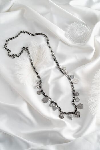 Collier chaîne noire avec pièces ethniques et coeurs 1