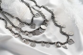 Collier chaîne noire avec pièces ethniques et coeurs 4