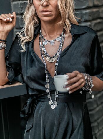 Collier chaîne noire avec pièces ethniques et coeurs 6