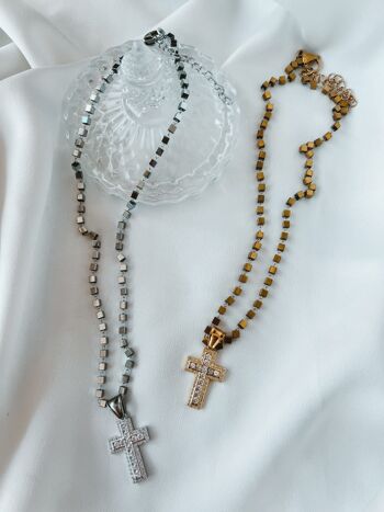 Collier croix avec perles semi-précieuses en hématite 2