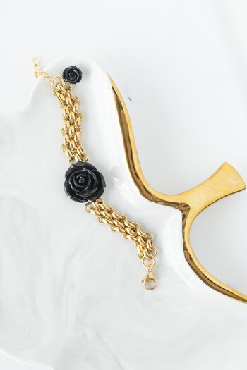 Bracelet en or avec rose noire 1